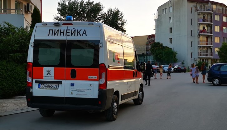 Мъжът ремонтирал товарния автомобил, когато той потеглил на заден ход Мъжът ремонтирал товарния автомобил, когато той потеглил на заден ход