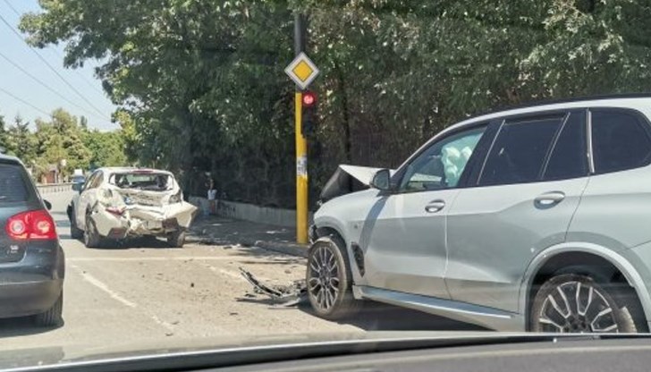 БМВ удари "Субару" на светофар