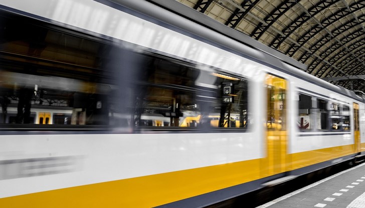 Кондукторът активирал аварийните спирачки след сигнали от пътниците