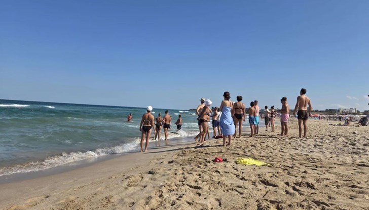 Спасители извадиха жива жена, дете и още един мъж от морето