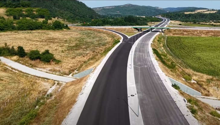 Проверяват напредъка на участъка между пътен възел "Боаза" и "Дерманци" Проверяват напредъка на участъка между пътен възел "Боаза" и "Дерманци"