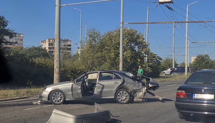 Движението е затруднено след удара на два леки автомобила