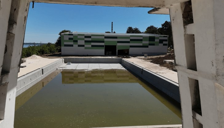 Новият анекс отлага завършването с още четири месеца