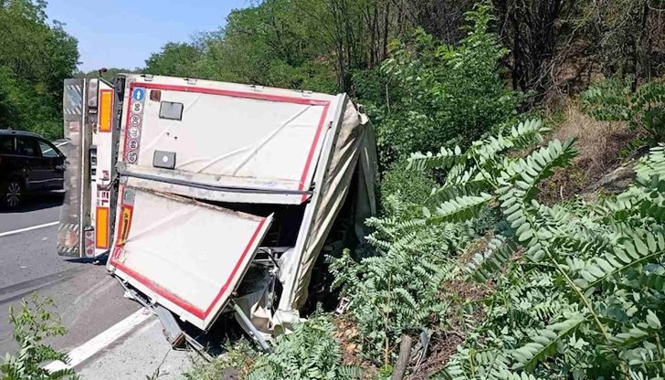 Шофьорът на камиона не е пострадал сериозно