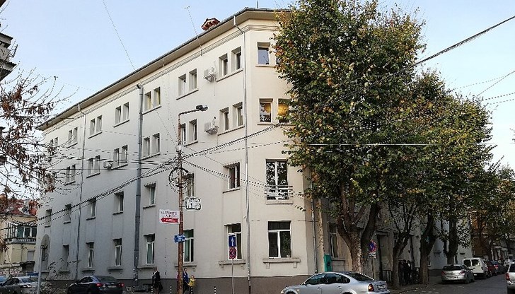 Двама души се борят за ръководния пост