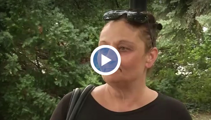 Алина Галовска изпуснала случайно банкнота от 100 лева пред служебния автомобил