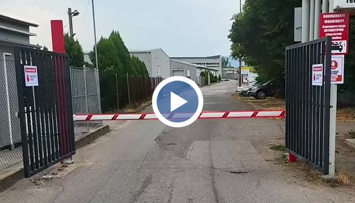 Полицията разследва инцидент след опит за заснемане на незаконната бариера