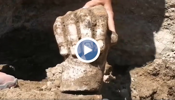 Археолозите смятат, че тя принадлежи на наддвуметрова фигура на митичния герой, открита близо до храм в древния град