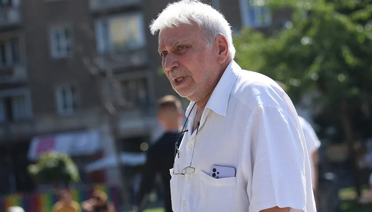 Композиторът изпрати нотариална покана заради спор за авторството на "Там на завоя"