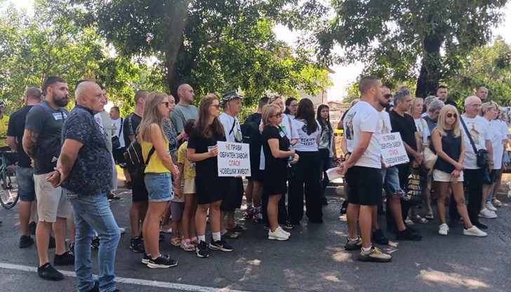 Близки и мотористи блокираха пътя на мястото на фаталната катастрофа от февруари