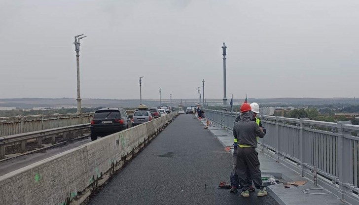 Поставени са и 160 метра от възстановения парапет