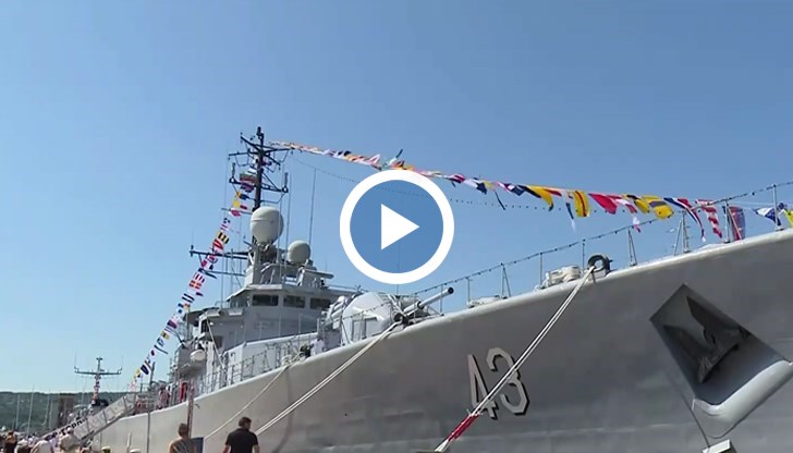 Морската гара се превърна в атракция за жители и гости, а военните кораби са достъпни за разглеждане отблизо