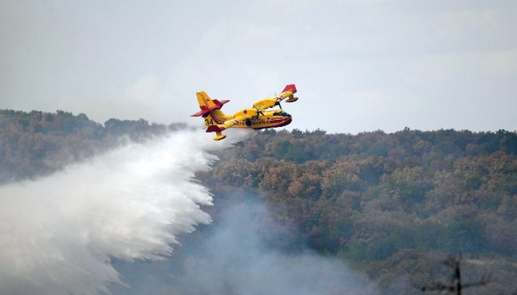 Силният вятър разпалва огнища близо до къщи, докато в Калитея продължава битката с пламъците
