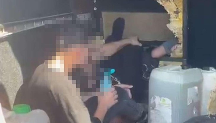 Петима сирийци и иракчани скрити в тайник на микробус с чешка регистрация Петима сирийци и иракчани скрити в тайник на микробус с чешка регистрация