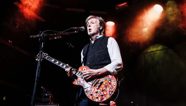 Колекцията включва неиздаван албум, документален сериал и юбилейна книга