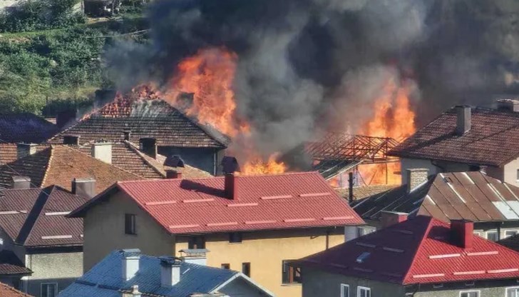 Три екипа огнеборци се бориха с огнената стихия до късно снощи