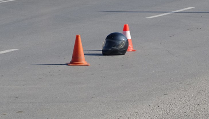 Мъжът управлявал мотоциклет "Сузуки", когато лек автомобил намалил за завиване