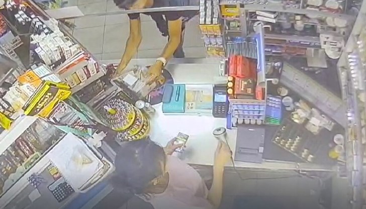 Инцидентът е заснет от охранителни камери в нонстоп магазин "Мерси"