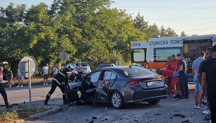 Микробус не спря на знак "Стоп" и блъсна автомобил по главния път Е-70
