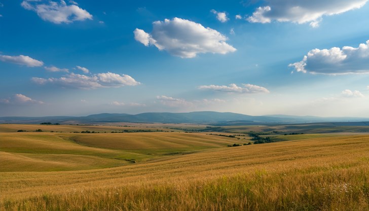 Времето ще се задържи топло и през уикенда, предстоят валежи в неделя