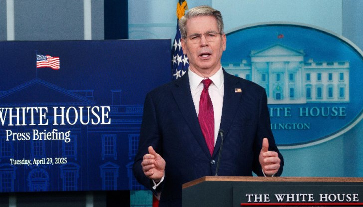 Скот Бесънт обяви пред Bloomberg TV, че Тръмп ще предупреди Путин в Аляска, че всички възможности са на масата