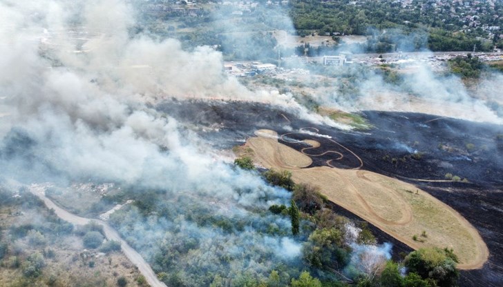 Шест пожарни екипа от Столичната пожарна се борят с огъня в сухи треви и храсти