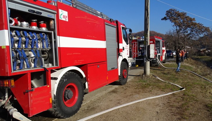Задействана е системата BG-Alert, затворен е пътят към селото заради силно задимяване