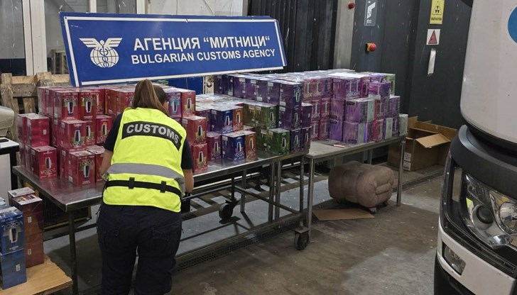 Стоката била укрита в 18 кашона в товарното помещение