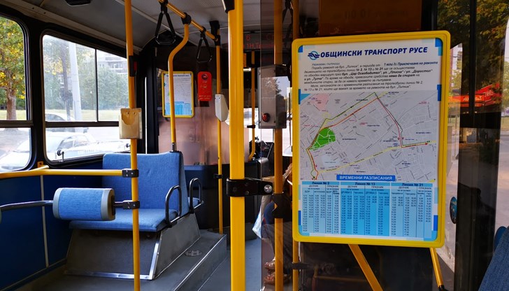 Проблемът засегна и билетния център, пътниците показват картите си на водачите