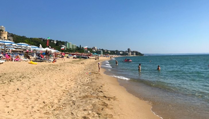 Мъжете 6 пъти влизали в бурното море, въпреки червения флаг и многократните предупреждения