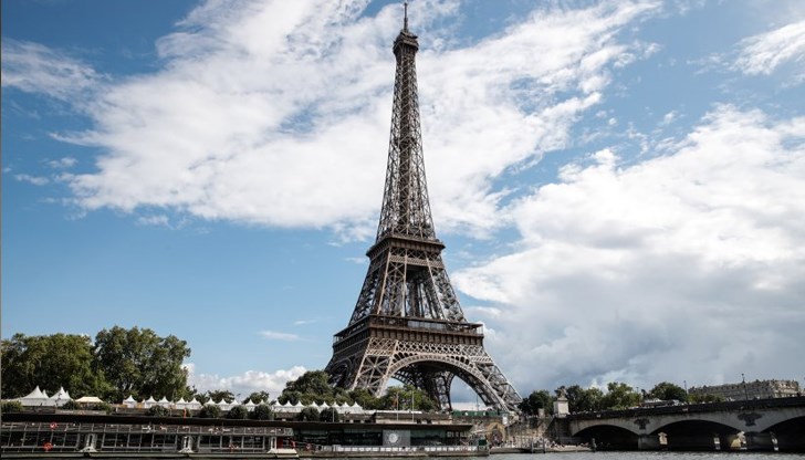 Един от задържаните скочи с парашут от емблематичната парижка забележителност