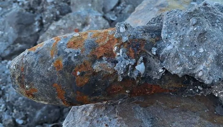 Екип от шестима военни транспортира и обезвреди опасния 152-мм боеприпас