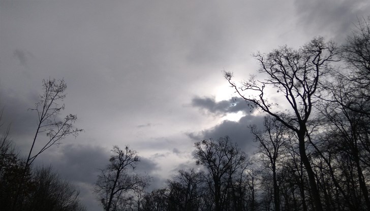 Валежи и гръмотевици се очакват главно в Западна България