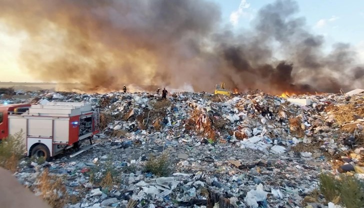 Огънят беше овладян около полунощ, дима се отведе към румънска територия Огънят беше овладян около полунощ, дима се отведе към румънска територия