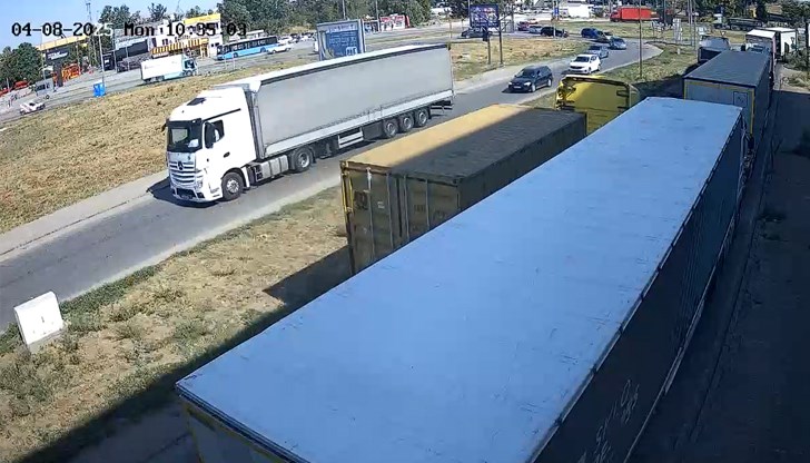 Знакът забранява, паркингът зее празен, но ТИР-овете продължават да спират на булеварда Знакът забранява, паркингът зее празен, но ТИР-овете продължават да спират на булеварда