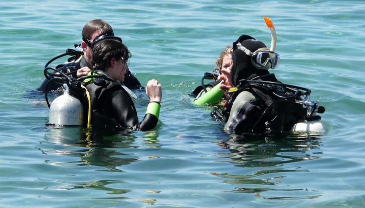 Местната полиция и водолазни екипи започнаха мащабна издирвателна операция