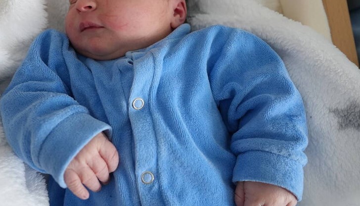 Бебето е било открито с кървене от носа, аутопсията показа сърдечна недостатъчност и пневмония/ снимката е илюстративна /