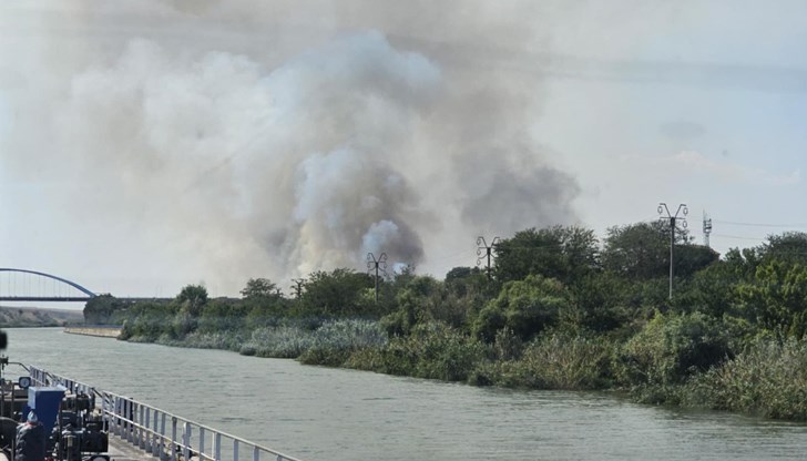 Хвърчат отломки на един километър разстояние