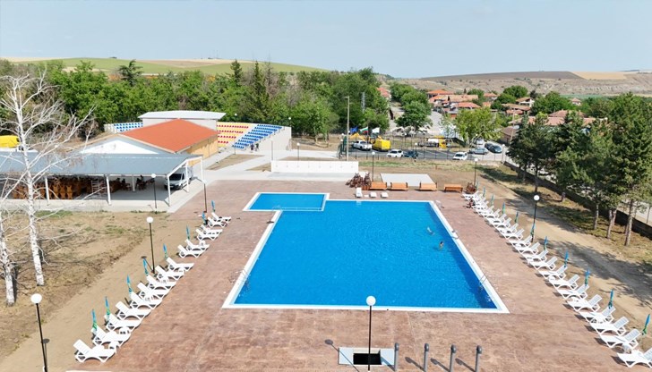 Комплексът включва басейн, ресторант и амфитеатър за 250 места