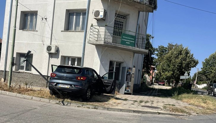 Автомобилът е съборил уличен стълб преди да се озове върху тротоара