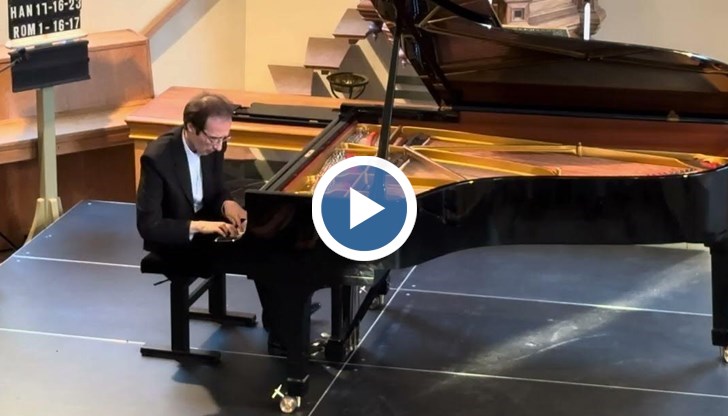 Младият музикант изпълни "Огледала" от Равел