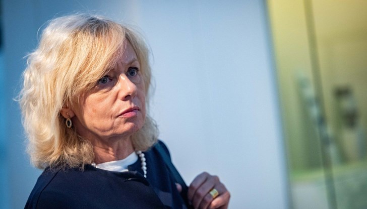 Върховният съд веднага издаде временна забрана срещу отстраняването ѝ от длъжност