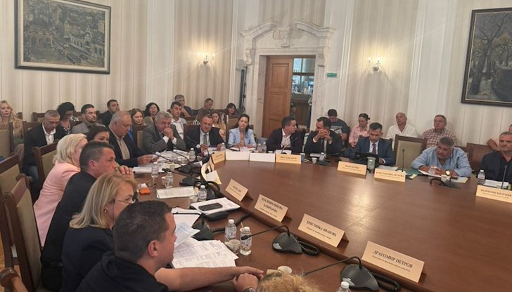 Екоминистърът докладва на комисията, че язовирите са 65% пълни, въпреки водната криза