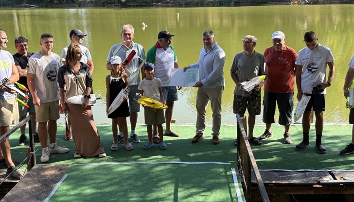 Състезатели от три държави мерят сили в 11 класа