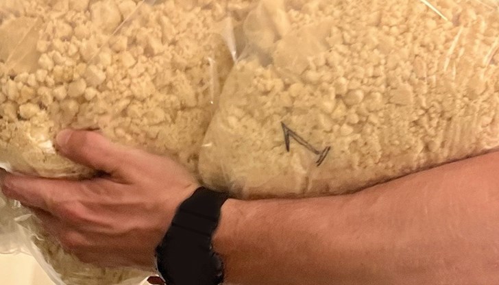 10 килограма жълтеникаво на цвят прахообразно вещество е открито в багажника на кола