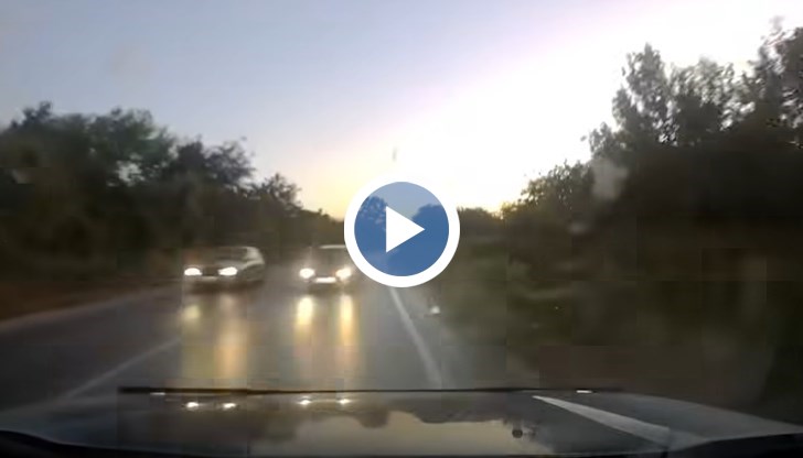 Видеото от Варненско показва как водач се размина на косъм от челен сблъсък