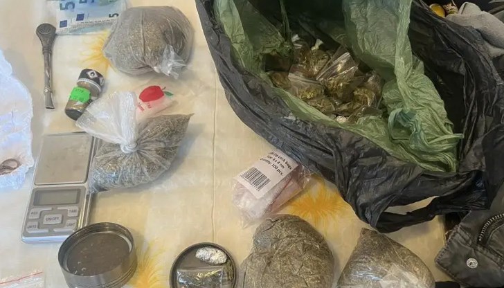 В хотелската стая открили марихуана, метамфетамин, кокаин и шперцове за отваряне на ключалки В хотелската стая открили марихуана, метамфетамин, кокаин и шперцове за отваряне на ключалки