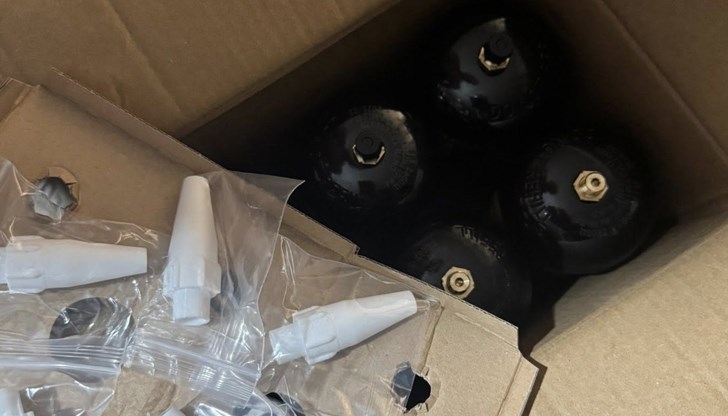 Иззети са 20 кашона с флакони и 18 двулитрови бутилки