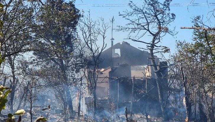 Мъжът се опитвал да извади тръба от земята с трактор, при което се е получила искра