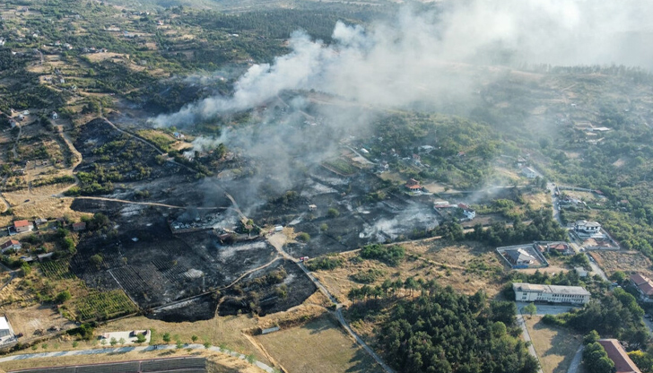 Огънят тръгна от гробище за бракувани коли и достигна до